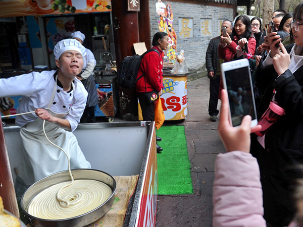 視頻制作讓拉面館爆紅20天，游客“五碗不過崗”